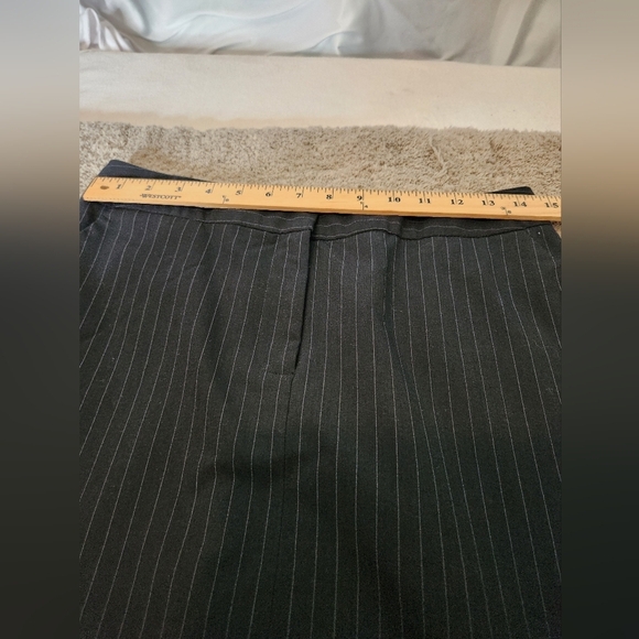 Grey Pinstriped Skirt By Isaac Mizrahi Size 8 - Picture 10 of 10